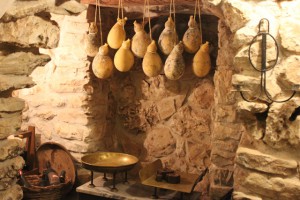 Rradhë me djathë caciocavallo në maserinë (fermën) Sgarrazza në Gargano të Italisë. Në Itali të jugut kur thuhej "fare la fine del caciocavallo", të përfundosh si rrotë kaçkavalli, nënkuptohej se tëkishin varur. | Foto nga : Altin Raxhimi
