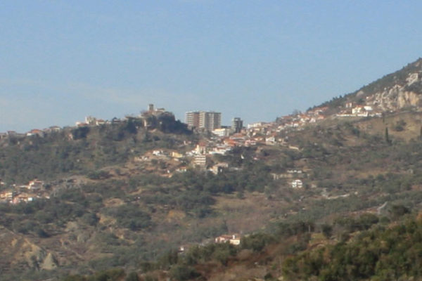 Kalaja e Krujës e konkurruar nga dy pallate të ndërtuara së fundmi.