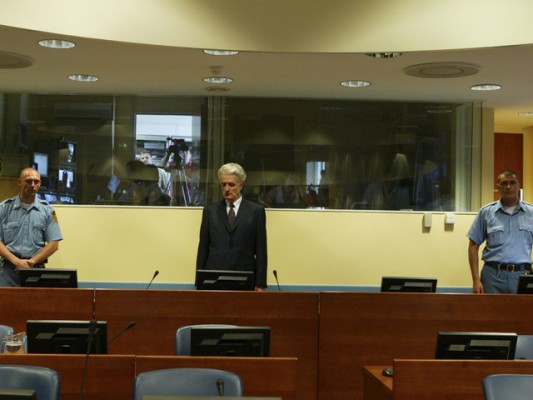 Radovan Karaxhiçi në sallën e gjyqit në Hagë. Foto: ICTY.
