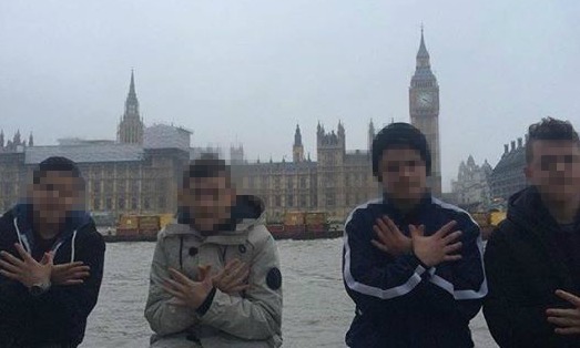 Katër prej fëmijëve azilkërkues nga rrethi i Hasit pozojnë përpara parlamentit britanik në Londër
