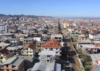 “Durrësi i ri”, 60 mijë banorë në superlagjen ku mungojnë sheshet