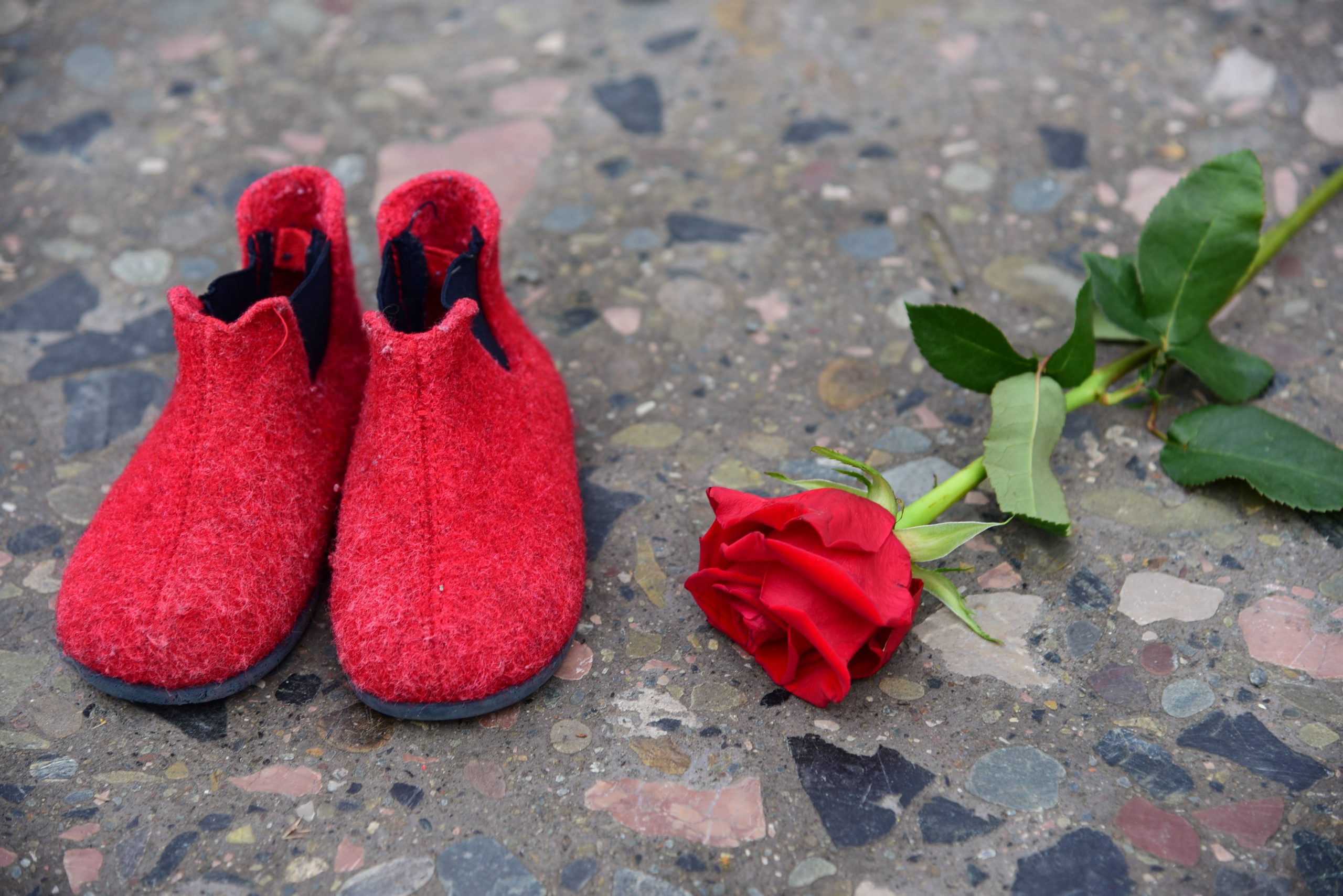Kepucet e kuqe instalacioni ne nder dhe perkujtim te grave viktima te dhunes patriarkale 1 scaled