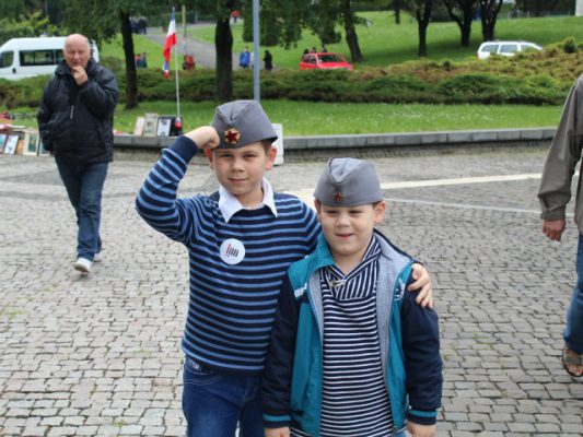 Fëmijë në kompleksin e memorialit në Beograd. Foto: BIRN.