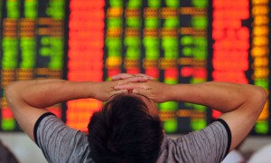 Një investitor mbyll sytë në një qendër ndërmjetësimi në Fujang, Kina qendrore më 8 korrik 2015, gjatë krizës së madhe të bursave kineze. (Chinatopix via AP) 