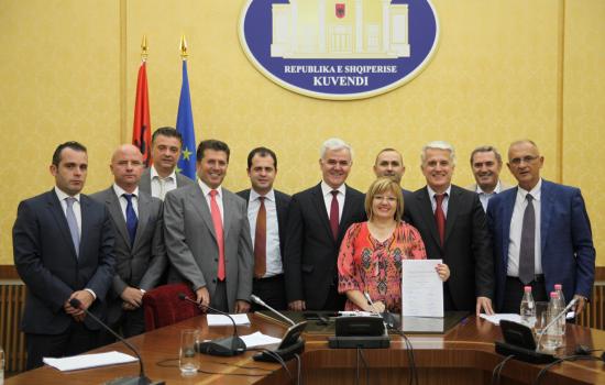 Anëtarët e Komisionit të Posaçëm të Reformës në Drejtësi, pasi hodhën firmat në draftin final të ndryshimeve kushtetuese. Foto: Kuvendi i Shqipërisë