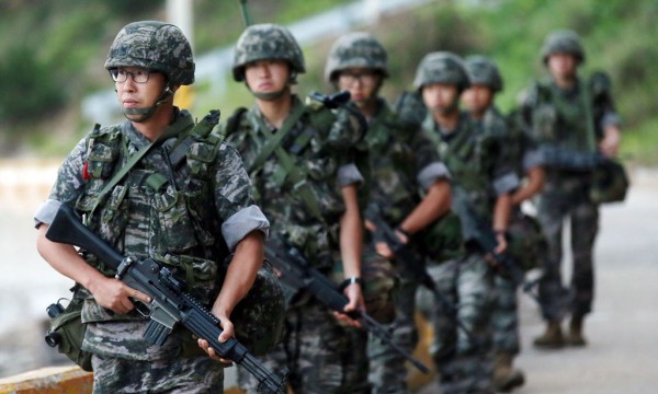 Trupat marinës të Koresë së Jugut po patrullojnë përgjatë ishullit Jeonpieong në Korenë e Jugut më 23 gusht 2015. Zyrtarët e dy Koreve janë duke kryer bisedime me shpresë për të ulur tensionet të cilat kanë qenë të larta në gadishull. Të dy Koretë po përjetojnë këto ditë një nga përballjet më të ashpra ushtarake në shumë vite. Raportohet se Koreja e Veriut ka dyfishuar numrin e artilerisë në zonën kufitare me jugun si dhe ka nxjerrë në patrullim të gjithë flotën e vet të nëndetëseve. (Yun Tae-hyun/Yonhap via AP) 