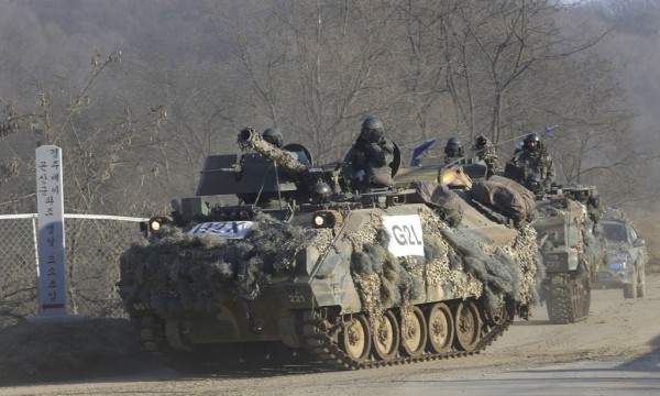 Mjete të blinduara të ushtrisë së Koresë së Jugut gjatë një stërvitjeje kundër një sulmi të mundshëm nga Koreja e Veriut në Paju, pranë kufirit më 24 shkurt 2016. (AP Photo/Ahn Young-joon)