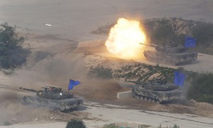 Një tank i modelit K1A1 i Koresë së Jugut po hap zjarr gjatë një stërvitjeje të përbashkët me Shtetet e Bashkuara në Korenë e Jugut pranë kufitit me Veriun të premten më 28 gusht 2015. Ushtarët e Koresë së Jugut dhe ushtarët amerikanë demonstruan përgatitjen e tyre për të mbrojtur Korenë e Jugut në rast lufte me Korenë e Veriut. (AP Photo/Ahn Young-joon)