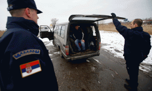 Policia serbe duke ndaluar emigrantë të Kosovës pranë qytezës së Suboticës në kufi me Hungarinë më 10 shkurt 2015. (AP Photo/Darko Vojinovic)