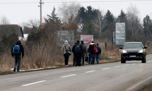 Emigrantë të Kosovës duke ecur anës rrugës në Serbi pranë kufirit me Hungarinë më 10 shkurt 2015. (AP Photo/Darko Vojinovic) 