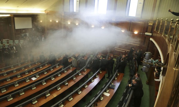 Kuvendi i Kosovës duke u evakuuar për të disatën herë pas lëshimit të gazit lotsjellës në sallë nga deputetët e opozitës në Prishtinë më 19 shkurt 2016. (AP Photo/Visar Kryeziu)
