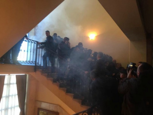 Opozita hodhi gaz lotsjellës dhe spraj me piper në parlament. Foto: BIRN.