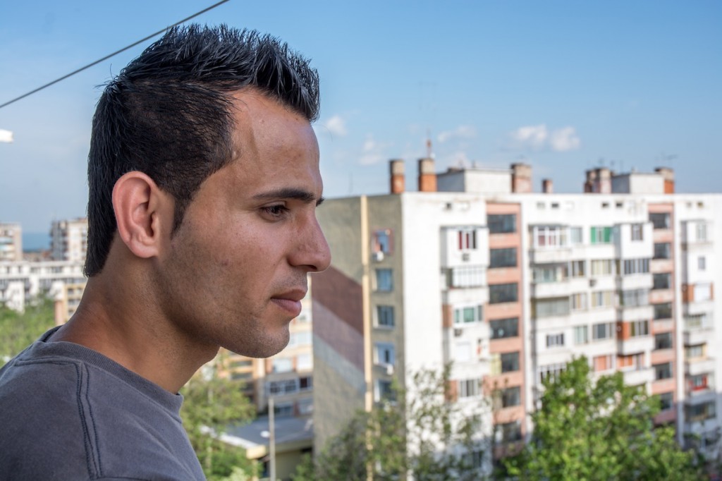 Ali Najaf, pseudonimi i përdorur nga refugjati sirian në qendër të këtij reportazhi, i fotografuar këtu në qytezën e Kazanlakut në Bullgari më herët këtë vit  | Foto: Krasimir Yankov