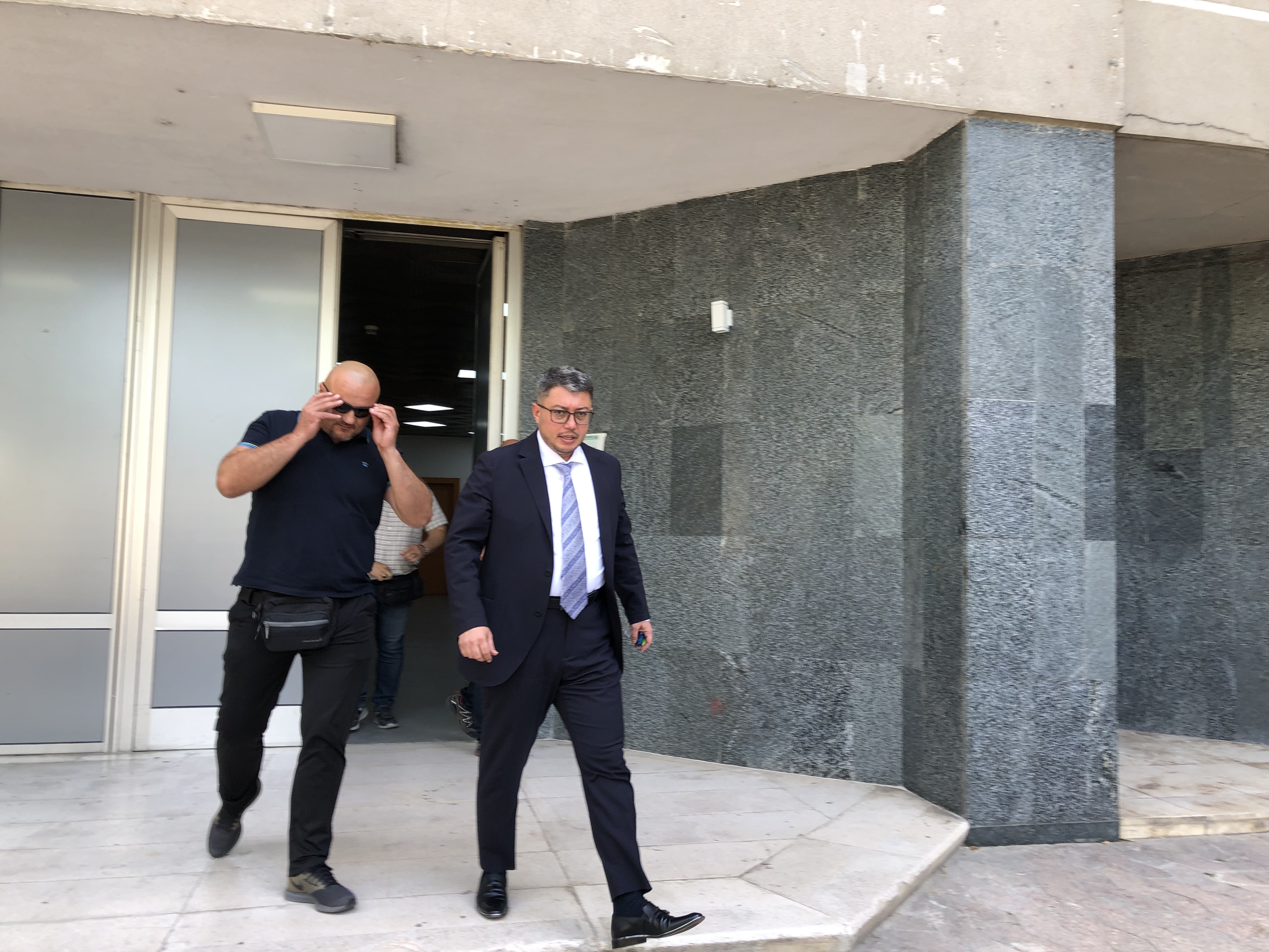 Prokurori Kreshnik Ajazi (djathtas) pas seancës dëgjimore me KPK. Foto: Edmond Hoxhaj. 