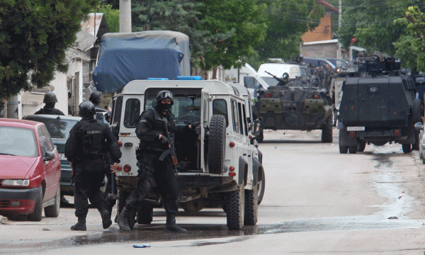 Policia maqedonase në Lagjen e Trimave në Kumanovë. (AP Photo/Radovan Vujovic) 
