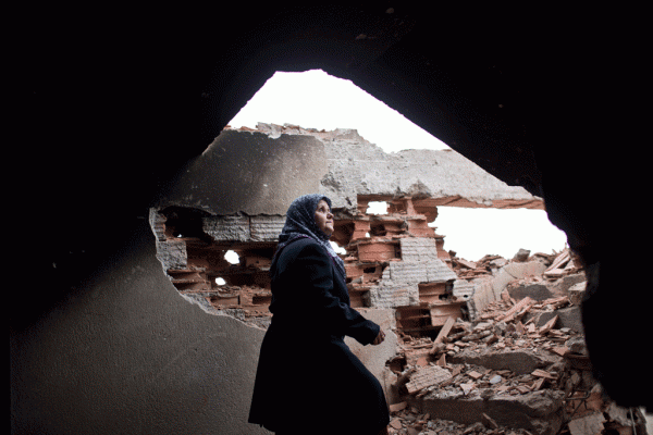 Habibe Biyali duke parë shtëpinë e saj të shkatërruar në Kumanovë më 11 maj 2015. (AP Photo/Marko Drobnjakovic)