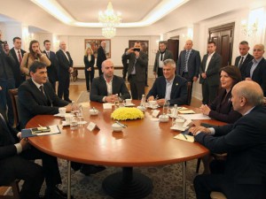 Liderët takohen në zyrën e presidentes. Foto: Presidenca e Kosovës.