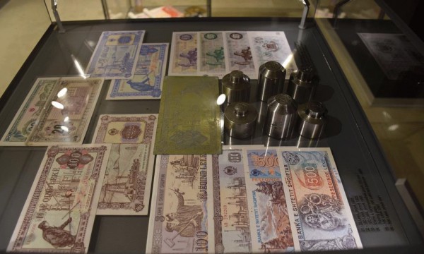 Kartëmonedha lekë të serive të ndryshme të ekspozuara në Muzeun e Bankës së Shqipërisë. Foto: Ivana Dervishi/BIRN