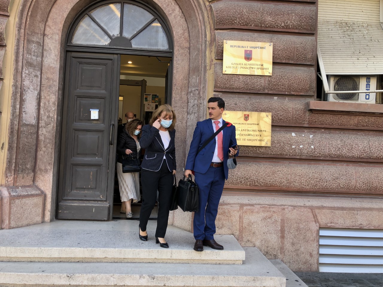 Prokurorja Lindita Ziguri dhe avokati i saj pas seancës në Kolegjin e Posaçëm të Apelimit. Foto: Edmond Hoxhaj. 