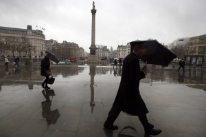 Banorë të Londrës duke ecur pranë Kolonës së Nelsonit në Londër më 1 mars 2016. (AP Photo/Kirsty Wigglesworth)