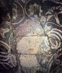 Mozaiku i shekullit IV para erës sonë, i njohur si "Bukuroshja e Durrësit". 