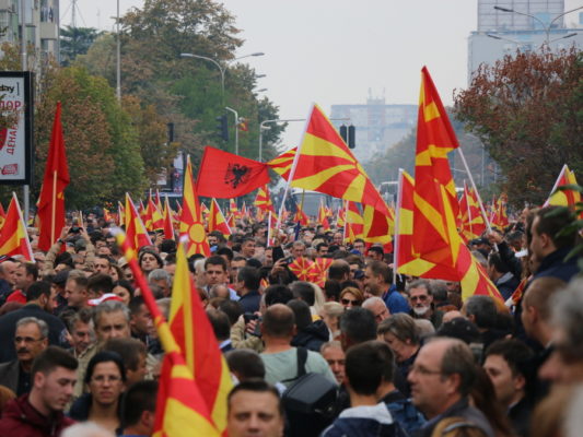 Në organizim të partisë më të madhe opozitare Lidhjes Socialdemokate të Maqedonisë (LSDM) dhe nga disa shoqata qytetare në Shkup filloi marshi qytetar në të cilin u mblodhën qytetarë nga më shumë qytete të vendit. ( Besar Ademi - Anadolu Agency )