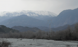 Shtrati i Lumit të Tiranës me në sfond Malin me Gropa fotografuar nga ana lindore e Grykës së Tujanit më 14 mars 2015. Foto: BIRN