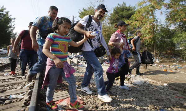 Refugjatët po hyjnë në Maqedoni nga Greqia pranë qytezës jugore të Gevgelijas së Maqedonisë më 24 gusht 2015. (AP Photo/Boris Grdanoski)