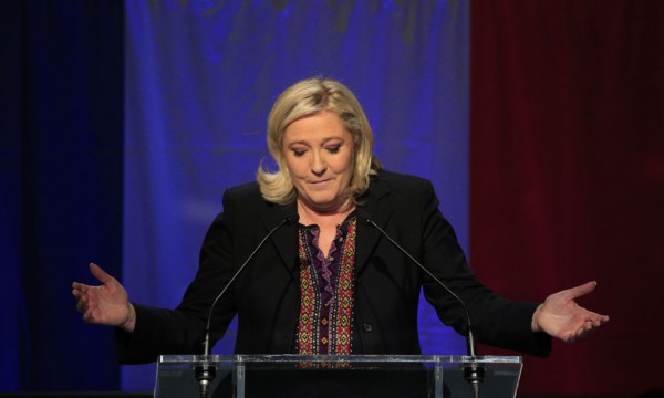 Kryetarja e Partisë Fronti Kombëtar i ekstremit të djathtë, Marine Le Pen mban fjalimin e saj pas raundit të dytë të zgjedhjeve rajonale në Francë. 13 dhjetori 2015. Foto: BETA/ (AP Photo/Thibault Camus)
