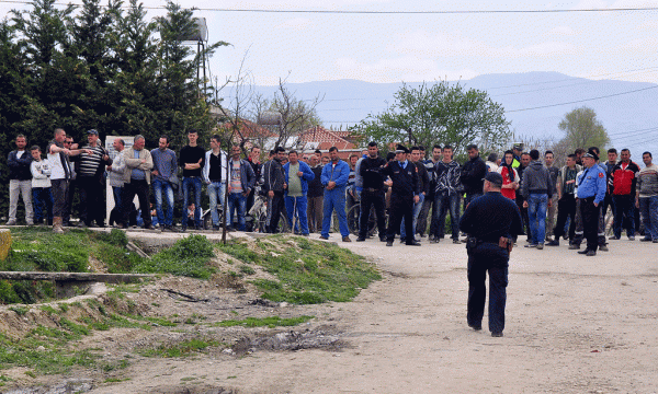 Banorët e fshatit Marinzë, pranë Fierit, po mbahen larg shtëpive të veta pasi u evakuuan për shkak të shpërthimit të gazit më 1 prill 2015. (AP Photo/Hektor Pustina)