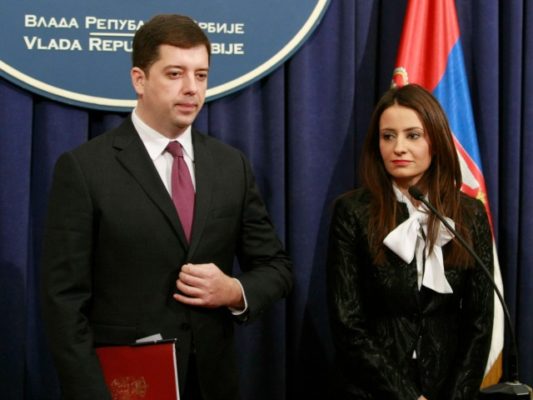 Marko Djuriç, kreu i zyrës për Kosovën në qeverinë serbe, me ministren e drejtësisë Nela Kuburoviç. Foto: Beta