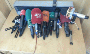 Mikrofonë të televizioneve të vendosura në mjediset e Komisionit Qendror të Zgjedhjeve më 1 qershor 2015. Foto: BIRN