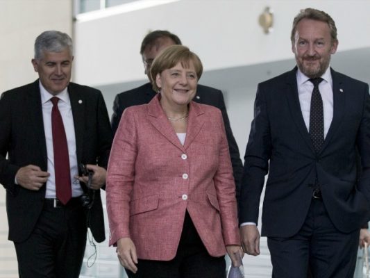 Anëtarë të presidencës boshnjake me Kancelaren Gjermane Angela Merkel në korrik. Foto: Anadolu Agency.
