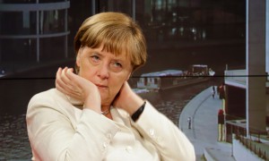 Kancelarja e Gjermanisë Angela Merkel duke pritur të intervistohet nga televizioni publik i Gjermanisë ARD në Berlin më 19 korrik 2015. (AP Photo/Markus Schreiber)