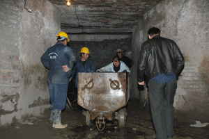 Minatorë të minierës së Bulqizës, duke punuar në galeri. Foto: Gj.Erebara, Arkiv