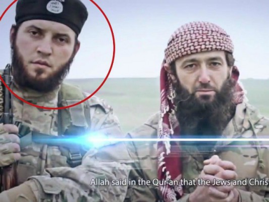 Malazezi Mirza Haklaj u shfaq bashkë me xhihadistë të tjerë në një video të ISIS. Ai besohet se ka vdekur gjatë bombardimit vitin e shkuar. Foto: Youtube, korrik 2015