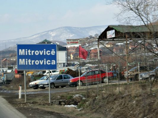 Rruga në qytetin e Mitrovicës në Kosovë. Foto: David Bailey/Flickr. 