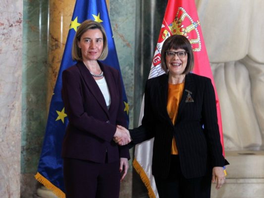 Shefja e politikës së jashtme të BE-së, Federica Mogherini, djathtas, dhe kryetarja e parlamentit serb Maja Gojkovic. Foto: BETA