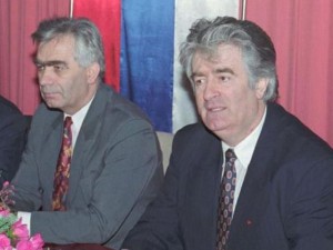 Karaxhiçi (djathtas) me ish-kryeparlamentarin serb të Bosnjës Momcilo Krajisnik gjatë kohës së luftës.