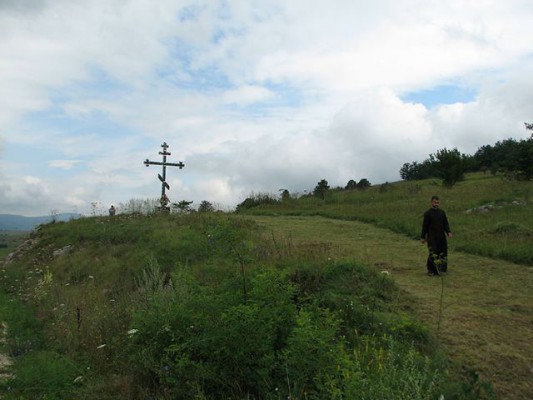Monument per njerezit e vrare ne Kapljuh prane Bosanski Petrovac. Foto: Veritas.