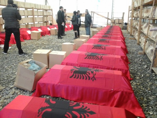 Arkivolet e viktimave që u riatdhesuan në Kosovë nga një varr masiv në Serbi. Foto: BIRN.