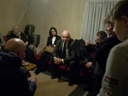 Nils Muiznieks takon shqiptarë etnikë të zhvendosur në shkurt. Foto: Këshilli i Europës.