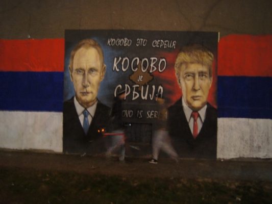 Një murale e presidentit rus Putin dhe presidentit amerikan Trump ku shkruhet "Kosova është Serbi" në një lagje në Beograd. Foto: Natalia Zaba/BIRN
