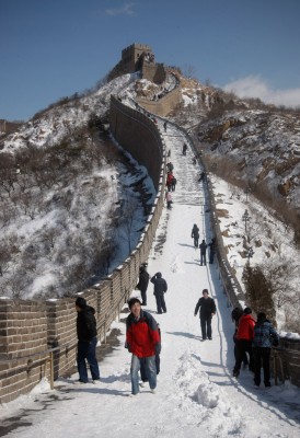 Muri i madh i Kinës Në këtë foto të 15 marsit 2010 turistët po ecin në Murin e Madh të Kinës të mbuluar nga dëbora në veri të Pekinit. Në vitin 220 Para Erës Sonë, Kina bashkoi muret dhe fortifikatat e ndërtuara përgjatë shekujve me shpresën që do të mbronte veten nga “barbarët’ e veriut. (AP Photo/Vincent Thian, File)