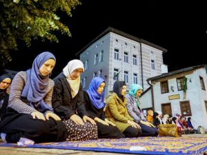 Ilustrim: Gra myslimane duke u falur gjatë ramazanit në Sarajevë. Foto: Anadolu