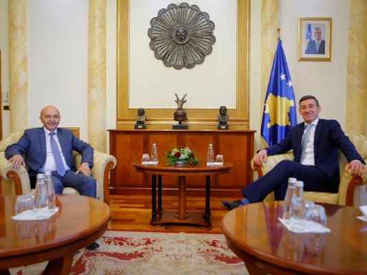 Isa Mustafa, lideri i Lidhjes Demokratike të Kosovës, dhe Kadri Veseli, lideri i Partisë Demokratike të Kosovës. Foto: Kallxo.