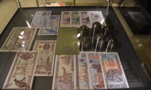 Kartëmonedha lekë të kohës së komunizmit dhe të viteve të para të post-komunizmit të ekspozuara në Muzeun e Bankës së Shqipërisë. Foto: Ivana Dervishi/BIRN