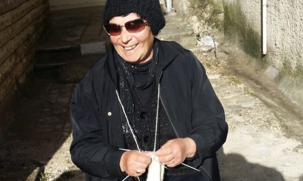 Nënë Nazo duke tregtuar prodhime leshi në lagjjen "18 Shtatori", në Gjirokastër | Foto nga : Raimond Kola