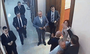 Sekuencë nga videoja e nxjerrë nga sistemi i mbikëqyrjes vizuale të Kuvendit të Shqipërisë ku shfaqet deputeti Pjerin Ndreu godet nga pas deputetin Genc Strazimiri. 