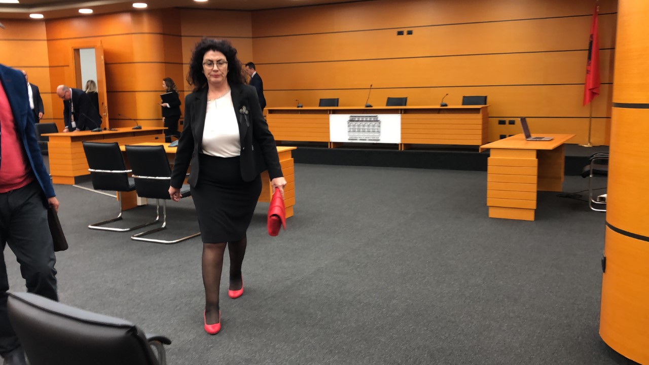 Gjyqtarja e Sarandës, Nevrie Duka pas vendimit për shkarkimin e saj nga KPK. Foto: Vladimir Karaj.  